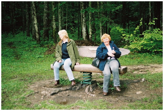 11005_Judith und Brenda very amused
